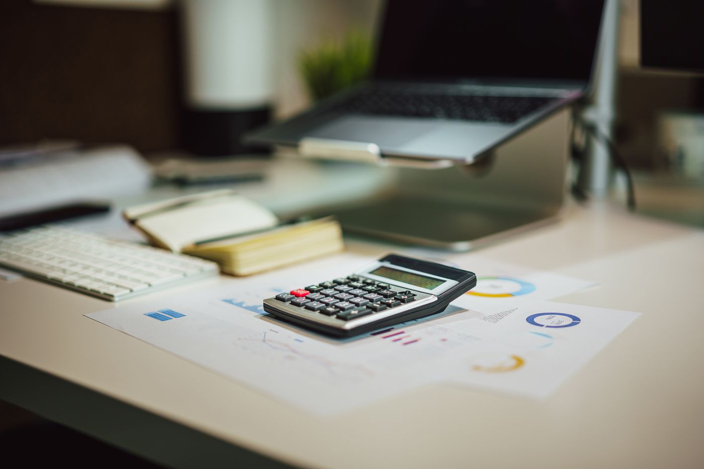 Hesap makinesi ve finansal raporlarla muhasebe çalışması